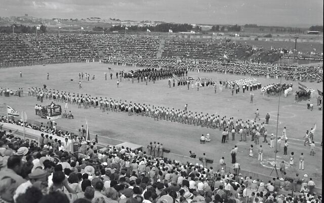 Les 3èmes Maccabiades, et les premières au stade de Ramat Gan, en Israël, en 1950. (Crédit : Jacob Rozner/KKL-JNF/Photo Archive via JTA) Les 3èmes Maccabiades, et les premières au stade de Ramat Gan, en Israël, en 1950. (Crédit : Jacob Rozner/KKL-JNF/Photo Archive via JTA)