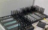 Les machines utilisées pour envoyer des millions de SMS par jour proposant des drogues dans un reportage de la Douzième chaîne diffusé le 22 juillet 2022. (Crédit : Capture d’écran/Police israélienne via la Douzième chaîne)
