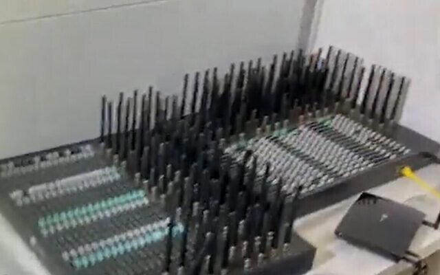 Les machines utilisées pour envoyer des millions de SMS par jour proposant des drogues dans un reportage de la Douzième chaîne diffusé le 22 juillet 2022. (Crédit : Capture d’écran/Police israélienne via la Douzième chaîne) Les machines utilisées pour envoyer des millions de SMS par jour proposant des drogues dans un reportage de la Douzième chaîne diffusé le 22 juillet 2022. (Crédit : Capture d’écran/Police israélienne via la Douzième chaîne)