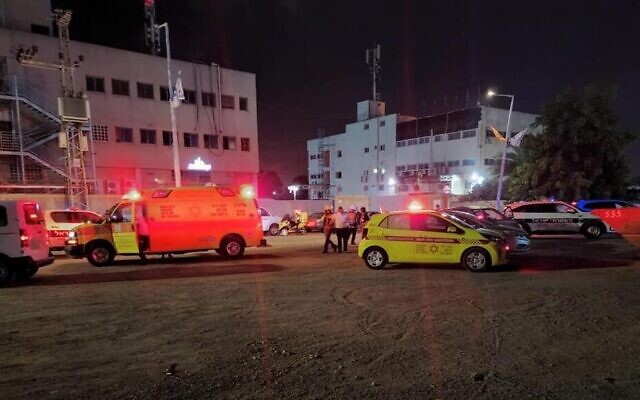 Des ambulanciers de Magen David Adom intervenant lors d'une fusillade meurtrière, au cours de laquelle un homme de 60 ans a été tué et une femme et un enfant ont été blessés, à Lod dans la nuit du 9 juillet 2022. (Crédit : MDA) Des ambulanciers de Magen David Adom intervenant lors d'une fusillade meurtrière, au cours de laquelle un homme de 60 ans a été tué et une femme et un enfant ont été blessés, à Lod dans la nuit du 9 juillet 2022. (Crédit : MDA)