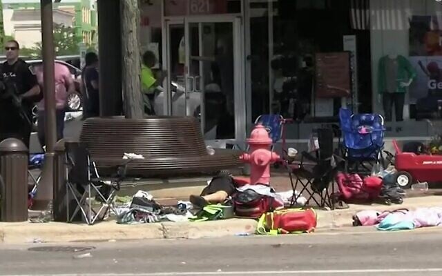 Les traces d'une fusillade lors d'une parade à Highland Park, Illinois, le 4 juillet 2022. (capture d'écran : NBC5 Chicago)