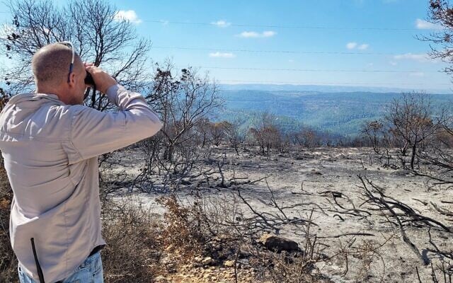 Un garde forestier de l'Autorité de la nature et des parcs au travail en Israël. (Crédit : (Yaniv Cohen, INPA) Un garde forestier de l'Autorité de la nature et des parcs au travail en Israël. (Crédit : (Yaniv Cohen, INPA)