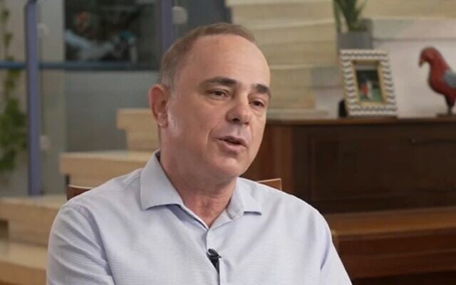 Le député Likud Yuval Steinitz lors d'un entretien avec la Douzième chaîne qui a été diffusé le 8 juillet 2022. (Capture d'écran : Vidéo) Le député Likud Yuval Steinitz lors d'un entretien avec la Douzième chaîne qui a été diffusé le 8 juillet 2022. (Capture d'écran : Vidéo)
