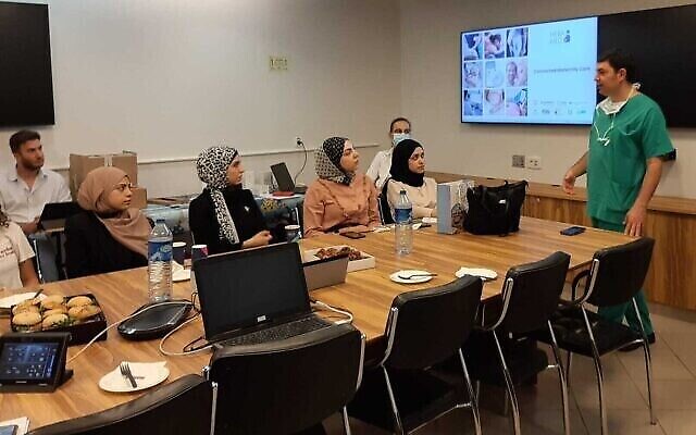 Des soignants palestiniens sont formés aux soins à distance pour femmes enceintes à l'hôpital Sheba, dans cette photo non datée (Crédit : Courtoisie) Des soignants palestiniens sont formés aux soins à distance pour femmes enceintes à l'hôpital Sheba, dans cette photo non datée (Crédit : Courtoisie)