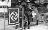 Des soldats allemand et suisse à la frontière germano-suisse, 1940. (Crédit : Mémorial de la Shoah/collection Musée de la résistance citadelle de Besançon)