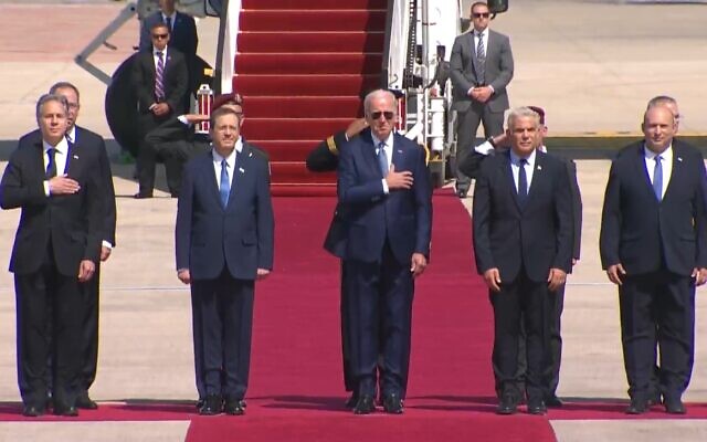 Le secrétaire d'État américain Antony Blinken, le président Isaac Herzog, le président américain Joe Biden, le premier ministre Yair Lapid et le premier ministre suppléant Naftali Bennett à l'aéroport Ben Gurion le 13 juillet 2022. (Capture d'écran) Le secrétaire d'État américain Antony Blinken, le président Isaac Herzog, le président américain Joe Biden, le premier ministre Yair Lapid et le premier ministre suppléant Naftali Bennett à l'aéroport Ben Gurion le 13 juillet 2022. (Capture d'écran)