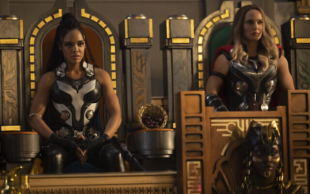 Tessa Thompson et Natalie Portman dans 'Thor : Love and Thunder.' (Crédit : Avec l’aimable autorisation de Walt Disney Studios Motion Pictures) Tessa Thompson et Natalie Portman dans 'Thor : Love and Thunder.' (Crédit : Avec l’aimable autorisation de Walt Disney Studios Motion Pictures)