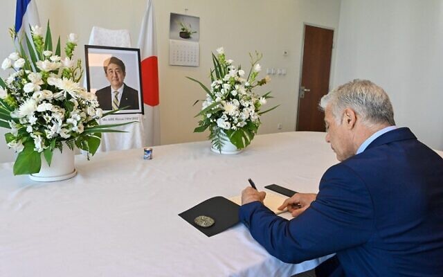 Le Premier ministre Lapid, en visite à l'ambassade du Japon en Israël, a écrit un hommage pour l'ancien Premier ministre Shinzo Abe, le 21 juillet 2022. (Crédit : Kobi Gideon/GPO) Le Premier ministre Lapid, en visite à l'ambassade du Japon en Israël, a écrit un hommage pour l'ancien Premier ministre Shinzo Abe, le 21 juillet 2022. (Crédit : Kobi Gideon/GPO)