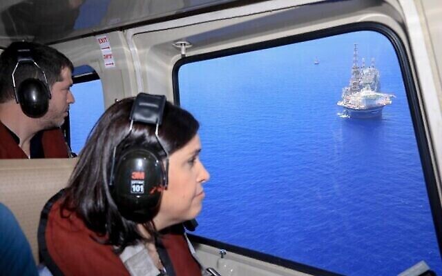 La ministre de l’Énergie Karine Elharrar visite le champ gazier de Karish, au large des côtes d’Israël, le 5 juillet 2022. (Crédit : Micha Banano/GPO)