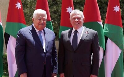 Le président de l'Autorité palestinienne Mahmoud Abbas, à gauche, avec le roi de Jordanie Abdullah II à Amman, le 24 juillet 2022. (Crédit : WAFA) Le président de l'Autorité palestinienne Mahmoud Abbas, à gauche, avec le roi de Jordanie Abdullah II à Amman, le 24 juillet 2022. (Crédit : WAFA)