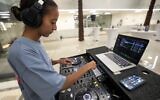 La DJ saoudienne Leen Naif joue lors d'un événement universitaire à Jeddah, ville côtière de la mer Rouge, en Arabie saoudite, le 26 mai 2022. (Crédit : Fayez Nureldine / AFP)