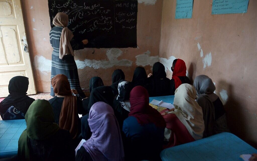 Des filles étudient dans une école secrète dans un lieu tenu secret en Afghanistan, le 22 juin 2022. (Crédit : Ahmad SAHEL ARMAN / AFP) Des filles étudient dans une école secrète dans un lieu tenu secret en Afghanistan, le 22 juin 2022. (Crédit : Ahmad SAHEL ARMAN / AFP)