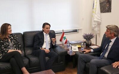 Le ministre libanais intérimaire de l'Énergie, Walid Fayad, à droite, rencontrant le conseiller principal américain pour la sécurité énergétique, Amos Hochstein, au centre, en présence de l'ambassadrice américaine Dorothy Shea, à Beyrouth, le 31 juillet 2022. (Crédit : Anwar AMRO / AFP)
