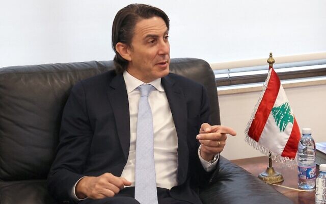 Le conseiller principal des États-Unis pour la sécurité énergétique, Amos Hochstein, en réunion avec le ministre intérimaire de l'Énergie du Liban, à Beyrouth, le 31 juillet 2022. (Crédit : Anwar Amro/AFP) Le conseiller principal des États-Unis pour la sécurité énergétique, Amos Hochstein, en réunion avec le ministre intérimaire de l'Énergie du Liban, à Beyrouth, le 31 juillet 2022. (Crédit : Anwar Amro/AFP)