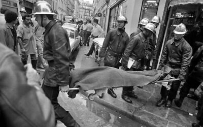(Archives) Dans cette photo d'archive prise le 9 août 1982, des pompiers et sauveteurs évacuent un corps après que le restaurant de charcuterie juif Jo Goldenberg a été attaqué, rue des Rosiers à Paris, par des hommes armés qui ont lancé une grenade dans l’établissement et tiré sur des clients avec des mitrailleuses, tuant six personnes et en blessant 22 autres.