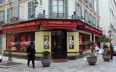 Le ministre français de la Justice, Eric Dupond-Moretti, prononce un discours lors d’une cérémonie marquant le 40e anniversaire de l’attaque dite "Rue des Rosiers" ou "Chez Jo Goldenberg", attentat à la bombe et fusillade dans un restaurant juif à Paris, le 9 août 2022. L’attaque du 9 août 1982 est attribuée à l'Organisation Abu Nidal - Conseil Révolutionnaire du Fatah (Fatah-RC), groupe dissident palestinien de l’Organisation de libération de la Palestine (OLP). (Crédit : Emmanuel DUNAND / AFP)