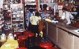 Cette photo d'archive, prise le 11 août 1982, montre l’intérieur du restaurant juif Jo-Goldenberg, situé rue des Rosiers à Paris, deux jours après avoir été attaqué par des hommes armés qui ont lancé une grenade dans l’établissement et ont tiré sur des clients avec des mitrailleuses, tuant six personnes et en blessant 22 autres. L’attaque du 9 août 1982 est attribuée à l'Organisation Abu Nidal- Conseil révolutionnaire du Fatah (Fatah-RC), dissident palestinien de l’Organisation de libération de la Palestine (OLP). (Photo : JOEL ROBINE / AFP)