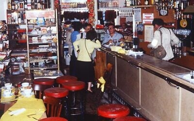 Cette photo d'archive, prise le 11 août 1982, montre l’intérieur du restaurant juif Jo-Goldenberg, situé rue des Rosiers à Paris, deux jours après avoir été attaqué par des hommes armés qui ont lancé une grenade dans l’établissement et ont tiré sur des clients avec des mitrailleuses, tuant six personnes et en blessant 22 autres. L’attaque du 9 août 1982 est attribuée à l'Organisation Abu Nidal- Conseil révolutionnaire du Fatah (Fatah-RC), dissident palestinien de l’Organisation de libération de la Palestine (OLP). (Photo : JOEL ROBINE / AFP) Cette photo d'archive, prise le 11 août 1982, montre l’intérieur du restaurant juif Jo-Goldenberg, situé rue des Rosiers à Paris, deux jours après avoir été attaqué par des hommes armés qui ont lancé une grenade dans l’établissement et ont tiré sur des clients avec des mitrailleuses, tuant six personnes et en blessant 22 autres. L’attaque du 9 août 1982 est attribuée à l'Organisation Abu Nidal- Conseil révolutionnaire du Fatah (Fatah-RC), dissident palestinien de l’Organisation de libération de la Palestine (OLP). (Photo : JOEL ROBINE / AFP)