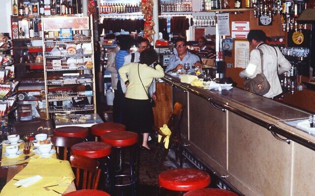 Cette photo d'archive, prise le 11 août 1982, montre l’intérieur du restaurant juif Jo-Goldenberg, situé rue des Rosiers à Paris, deux jours après avoir été attaqué par des hommes armés qui ont lancé une grenade dans l’établissement et ont tiré sur des clients avec des mitrailleuses, tuant six personnes et en blessant 22 autres. L’attaque du 9 août 1982 est attribuée à l'Organisation Abu Nidal- Conseil révolutionnaire du Fatah (Fatah-RC), dissident palestinien de l’Organisation de libération de la Palestine (OLP). (Photo : JOEL ROBINE / AFP) Cette photo d'archive, prise le 11 août 1982, montre l’intérieur du restaurant juif Jo-Goldenberg, situé rue des Rosiers à Paris, deux jours après avoir été attaqué par des hommes armés qui ont lancé une grenade dans l’établissement et ont tiré sur des clients avec des mitrailleuses, tuant six personnes et en blessant 22 autres. L’attaque du 9 août 1982 est attribuée à l'Organisation Abu Nidal- Conseil révolutionnaire du Fatah (Fatah-RC), dissident palestinien de l’Organisation de libération de la Palestine (OLP). (Photo : JOEL ROBINE / AFP)