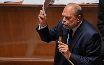 Le ministre français de la Justice Eric Dupond-Moretti prend la parole lors d'une séance de questions au gouvernement à l'Assemblée nationale à Paris, le 2 août 2022. (Crédit : Alain JOCARD / AFP)