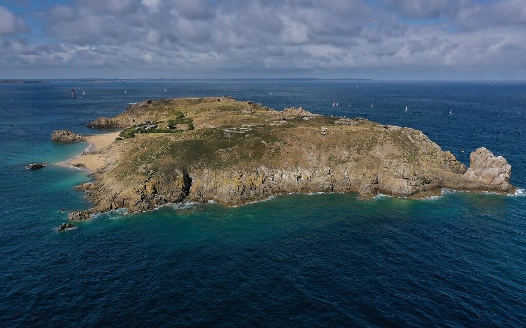 Vue aérienne de l'île de Cezembre, au large de Sain( Malo, le 4 août 2022. (Crédit : Damien MEYER / AFP)