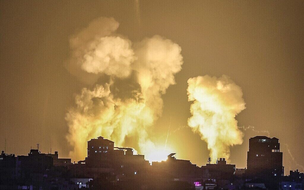 De la fumée et des feux s'élèvant à la suite des frappes aériennes israéliennes sur un immeuble de la ville de Gaza, le 5 août 2022. (Crédit : Mohammed Abed/AFP)