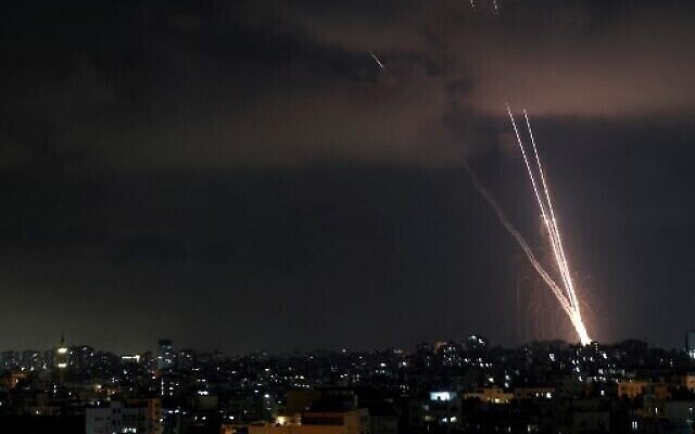 Une photo prise le 5 août 2022 montre des roquettes palestiniennes tirées depuis la ville de Gaza en représailles aux précédentes frappes aériennes israéliennes. (Crédit : MOHAMMED ABED / AFP) Une photo prise le 5 août 2022 montre des roquettes palestiniennes tirées depuis la ville de Gaza en représailles aux précédentes frappes aériennes israéliennes. (Crédit : MOHAMMED ABED / AFP)