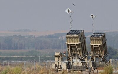 Des batteries du système de missiles de défense Dôme de Fer, conçu pour intercepter et détruire les roquettes à courte portée et les obus d'artillerie entrants, stationnées dans le sud d'Israël, le 6 août 2022. (Crédit : Jack Guez/AFP)