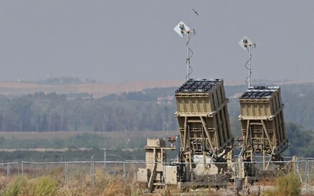 Des batteries du système de missiles de défense Dôme de Fer, conçu pour intercepter et détruire les roquettes à courte portée et les obus d'artillerie entrants, stationnées dans le sud d'Israël, le 6 août 2022. (Crédit : Jack Guez/AFP)