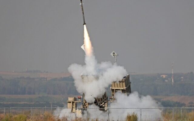 Un missile du système de défense aérienne israélien Dôme de Fer est lancé dans la ville de Sderot, dans le sud du pays, le 6 août 2022. (Crédit : Jack Guez/AFP) Un missile du système de défense aérienne israélien Dôme de Fer est lancé dans la ville de Sderot, dans le sud du pays, le 6 août 2022. (Crédit : Jack Guez/AFP)