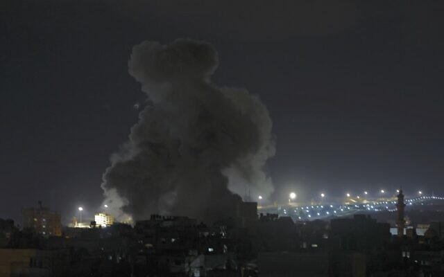 Des volutes de fumée s'échappent du site atteint par une frappe israélienne à Rafah, dans le sud de la bande de Gaza, le 6 août 2022. (Crédit : Said Khatib/AFP)