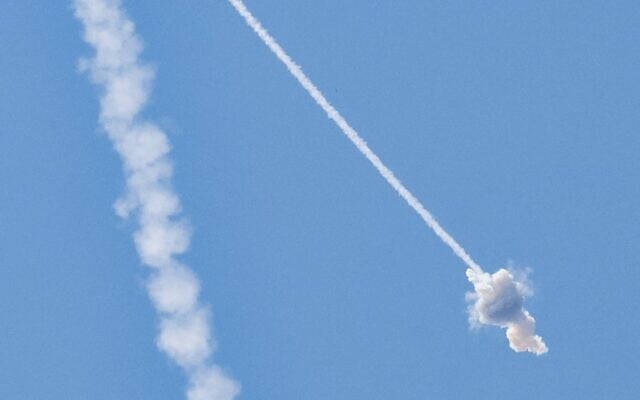 Photo d'illustration : Des missiles du système de défense aérienne israélien Dôme de fer interceptant et détruisant des roquettes tirées depuis la bande de Gaza, à la périphérie de la ville d'Ashkelon, dans le sud du pays, le 7 août 2022. (Crédit : Jack Guez/AFP)