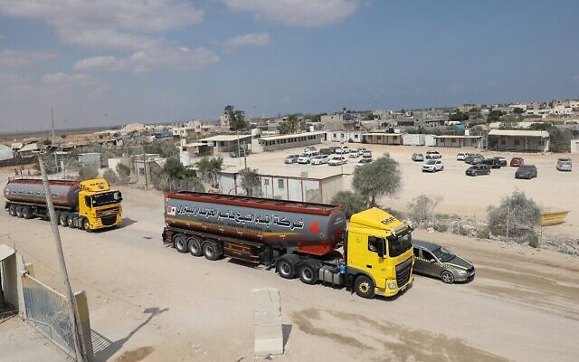 Un camion-citerne entre dans la bande de Gaza par le point de passage de Kerem Shalom avec Israël, le 8 août 2022 (Crédit : SAID KHATIB/AFP) Un camion-citerne entre dans la bande de Gaza par le point de passage de Kerem Shalom avec Israël, le 8 août 2022 (Crédit : SAID KHATIB/AFP)