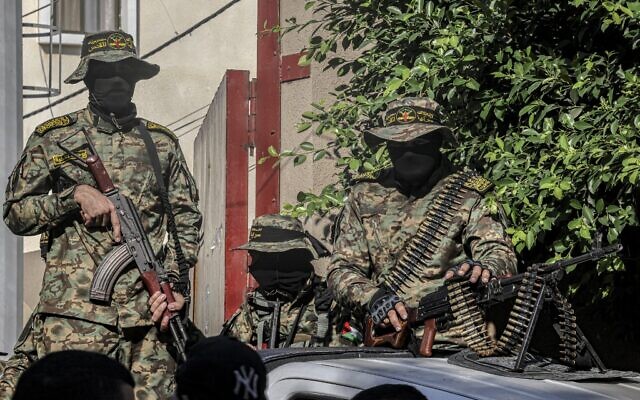 Des combattants palestiniens du Jihad islamique lors d'un rassemblement de deuil pour les Palestiniens tués lors des derniers combats entre Israël et Gaza, à Rafah dans le sud de la bande de Gaza, le 8 août 2022. (Crédit : SAID KHATIB / AFP)