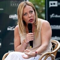 Giorgia Meloni, chef du parti Fratelli d'Italia, lors d'une interview à Marina di Pietrasanta, le 4 août 2022. (Crédit : Riccardo Dalle Luche / ANSA / AFP)