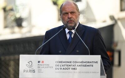 Le ministre français de la Justice, Eric Dupond-Moretti, prononce un discours lors d’une cérémonie marquant le 40e anniversaire de l’attaque dite "Rue des Rosiers" ou "Chez Jo Goldenberg", attentat à la bombe et fusillade dans un restaurant juif à Paris, le 9 août 2022. - L’attaque du 9 août 1982 est attribuée à l'Organisation Abu Nidal - Conseil Révolutionnaire du Fatah (Fatah-RC), dissident palestinien de l’Organisation de libération de la Palestine (OLP). (Photo : Emmanuel DUNAND AFP)