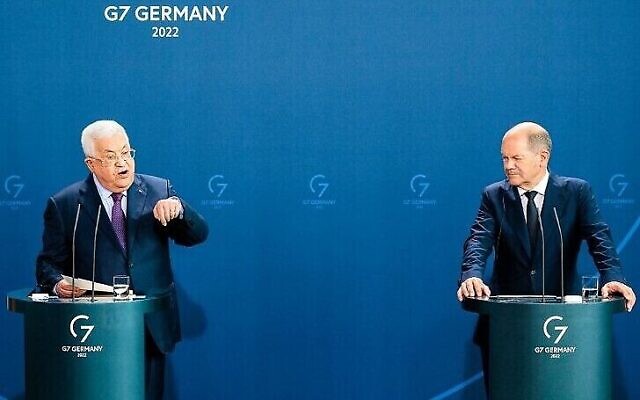 Le chancelier allemand, Olaf Scholz, à droite, et le dirigeant de l'Autorité palestinienne, Mahmoud Abbas, lors d'une conférence de presse conjointe à la Chancellerie, à Berlin, le 16 août 2022. (Crédit : Jens Schlueter/AFP) Le chancelier allemand, Olaf Scholz, à droite, et le dirigeant de l'Autorité palestinienne, Mahmoud Abbas, lors d'une conférence de presse conjointe à la Chancellerie, à Berlin, le 16 août 2022. (Crédit : Jens Schlueter/AFP)