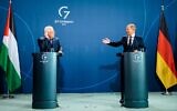 Le chancelier allemand Olaf Scholz, à droite, et le président palestinien Mahmoud Abbas lors d'une conférence de presse conjointe à Berlin, en Allemagne, le 16 août 2022. (Crédit :  JENS SCHLUETER / AFP)