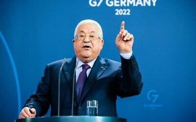 Le président de l'Autorité palestinienne Mahmoud Abbas pendant une conférence de presse avec le chancelier allemand Olaf Scholz à la chancellerie de Berlin, en Allemagne, le 16 août 2022. (Crédit :  Jens Schlueter/AFP)