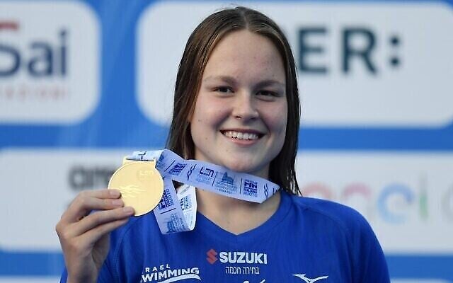 La médaillée d’or israélienne Anastasya Gorbenko pose sur le podium après avoir remporté l’épreuve finale du 200 mètres quatre nages individuel féminin, le 16 août 2022, lors des Championnats d’Europe LEN Aquatics à Rome. (Filippo Monteforte/AFP) La médaillée d’or israélienne Anastasya Gorbenko pose sur le podium après avoir remporté l’épreuve finale du 200 mètres quatre nages individuel féminin, le 16 août 2022, lors des Championnats d’Europe LEN Aquatics à Rome. (Filippo Monteforte/AFP)