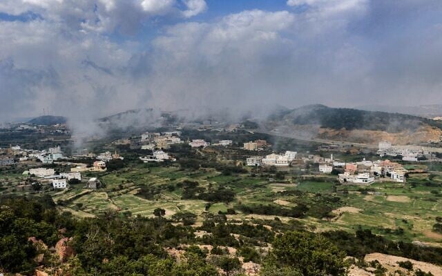 La brume couvre le ciel à 2800 mètres d'altitude, dans le parc du Jabal Marir (mont Marir) à al-Namas, dans la province saoudienne d'Asir, le 16 août 2022. (Crédit : Saleh ALJUBAIRI / AFP)