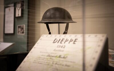 Cette photographie prise le 17 août 2022 montre le casque du défunt soldat canadien Gérard Audet au Centre Juno Beach à Courseulles-sur-Mer, dans le nord-ouest de la France, avant les cérémonies de commémoration du 80e anniversaire de l'opération Jubilé ou du raid de Dieppe contre les Allemands, le 19 août 1942. (Crédit : Lou BENOIST / AFP)