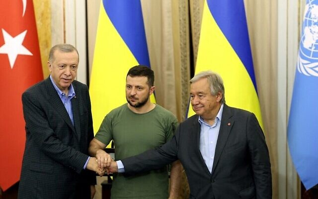 De gauche à droite : Le président turc Recep Tayyip Erdogan, le président ukrainien Volodymyr Zelensky et le secrétaire général de l'ONU Antonio Guterres se serrent la main à la fin de leur conférence de presse à la suite de pourparlers dans la ville de Lviv, dans l'ouest de l'Ukraine, le 18 août 2022, au sujet de l'invasion russe d'Ukraine. (Crédit : Dimitar Dilkoff/AFP)