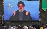 Des partisans du Hezbollah assistant à un discours télévisé du chef du groupe terroriste libanais, Hassan Nasrallah, lors d'une cérémonie d'ouverture d'un site de "tourisme djihadiste", dans un camp autrefois géré par le Corps des gardiens de la révolution islamique d'Iran au Liban pour former les combattants du Hezbollah, dans la région de Janta, dans l'est du pays, le 19 août 2022. (Crédit : AFP)