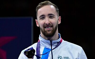 L'Israélien Artem Dolgopyat célébrant sa médaille d'or lors de la finale de l'exercice au sol masculin aux Championnats d'Europe de gymnastique artistique à Munich, en Allemagne, le 21 août 2022. (Crédit : Ina Fassbender/AFP)