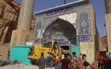 Les secours irakiens recherchent des survivants piégés sous les décombres du tombeau du Qattarat al-Imam Ali suite à un glissement de terrain dans la ville de Karbala, le 21 août 2022. (Crédit : Mohammed SAWAF / AFP)