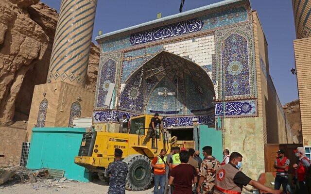 Les secours irakiens recherchent des survivants piégés sous les décombres du tombeau du Qattarat al-Imam Ali suite à un glissement de terrain dans la ville de Karbala, le 21 août 2022. (Crédit : Mohammed SAWAF / AFP) Les secours irakiens recherchent des survivants piégés sous les décombres du tombeau du Qattarat al-Imam Ali suite à un glissement de terrain dans la ville de Karbala, le 21 août 2022. (Crédit : Mohammed SAWAF / AFP)