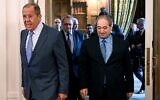 Le ministre russe des Affaires étrangères Sergei Lavrov, à gauche, et son homologue syrien, Faisal Mekdad, arrivant pour une réunion à Moscou, le 23 août 2022. (Crédit : Natalia Kolesnikova/Pool/AFP)