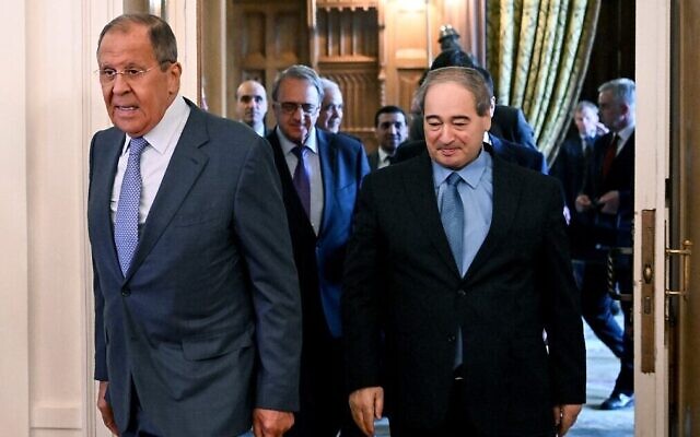 Le ministre russe des Affaires étrangères Sergei Lavrov, à gauche, et son homologue syrien, Faisal Mekdad, arrivant pour une réunion à Moscou, le 23 août 2022. (Crédit : Natalia Kolesnikova/Pool/AFP)