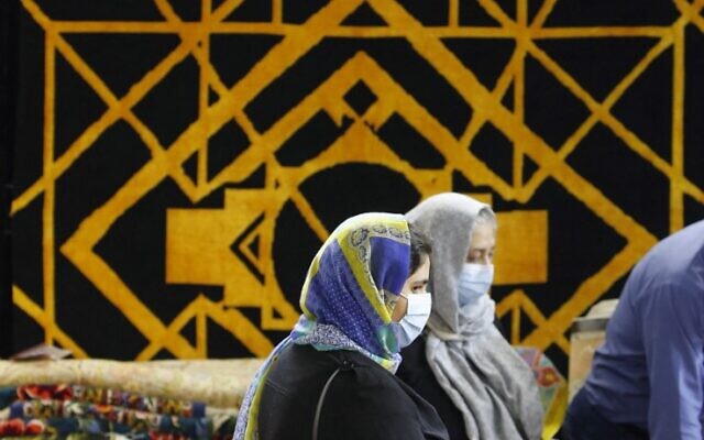 Un tapis Tabriz en laine fait main avec des créations géométriques contemporaines en or à la 29e exposition du tapis artisanal organisé dans la capitale iranienne de Téhéran, le 26 août 2022. (Crédit : AFP) Un tapis Tabriz en laine fait main avec des créations géométriques contemporaines en or à la 29e exposition du tapis artisanal organisé dans la capitale iranienne de Téhéran, le 26 août 2022. (Crédit : AFP)